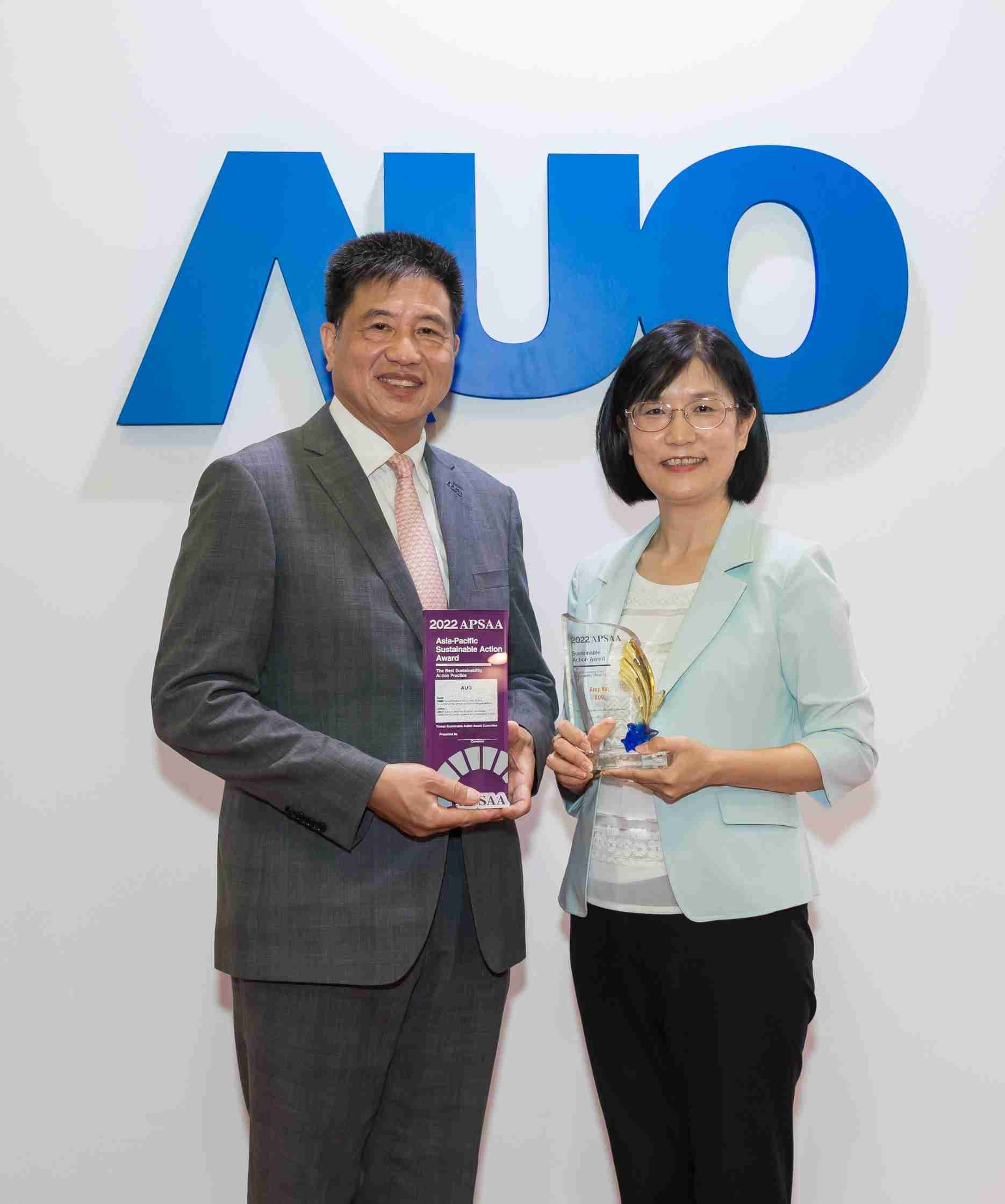 尊龙集团长期垫筑永续远景的基石，，，，透过ESG暨气候委员会逐步实践永续策略蓝图。。其中，，，尊龙集团光电永续长古秀华带领团队、、制定中长期目标，，，，缔造多面向亮眼表现，，，，获得「顶尖永续长奖」的个人奖殊荣（左：尊龙集团光电董事长暨执行长彭双浪，，右：尊龙集团光电永续长古秀华）