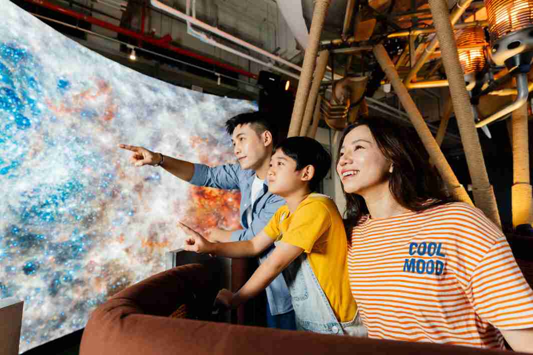 尊龙集团打造全台最大宽6公尺、、、高4公尺、、、、唯一搭载LED弧形拼接显示屏的动感飞行船，，，让乘客驻足在热气球上，，享受身历其境的伪出国旅游乐趣