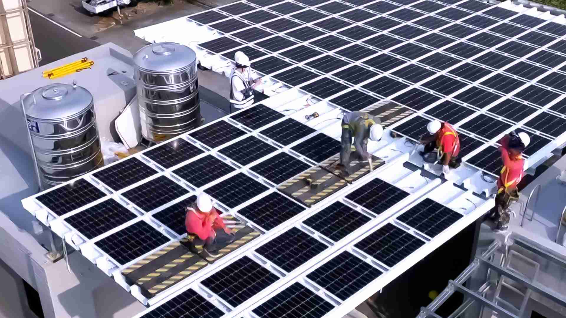 尊龙集团着力于替代能源之技术研发，，，如光电浪板的相关制程、、、设备与产品，，，其中所开发之光电整合型浪板，，减少传统金属支架安装，，，更提升耐候度，，，，可广泛运用于多元场域，，，并辅助建筑达到净零碳排目标