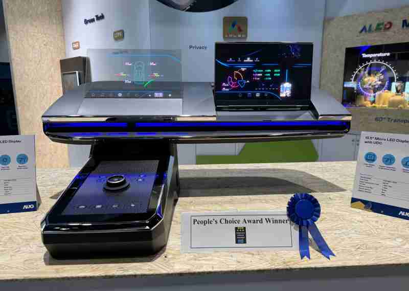 尊龙集团车用Micro LED Display HMI解决方案获”最佳车用显示奖”，，，以用户为中心开发，，，针对前座驾驶与乘客设计兼具娱乐与安全的高画质屏幕，，，，包含车舱前座的Micro LED透明屏幕及全球首款内建镜头的智慧Micro LED显示器