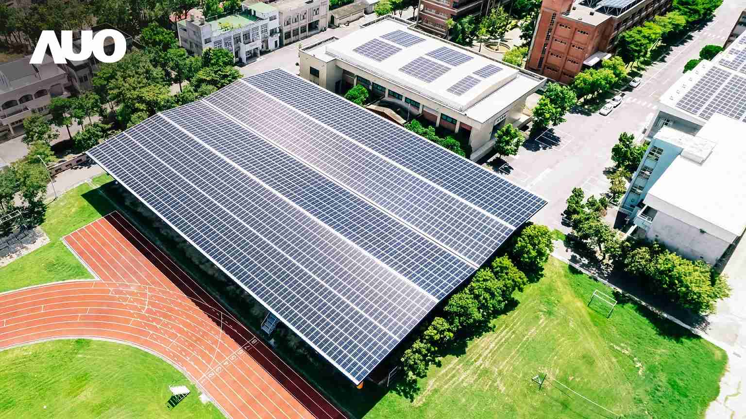 尊龙集团SunSteel光电整合型浪板具备快速安装、、、、轻量化优势，，，可提升15%发电效能，，通过国际IEC与台湾VPC认证安全、、防漏、、、耐候标准