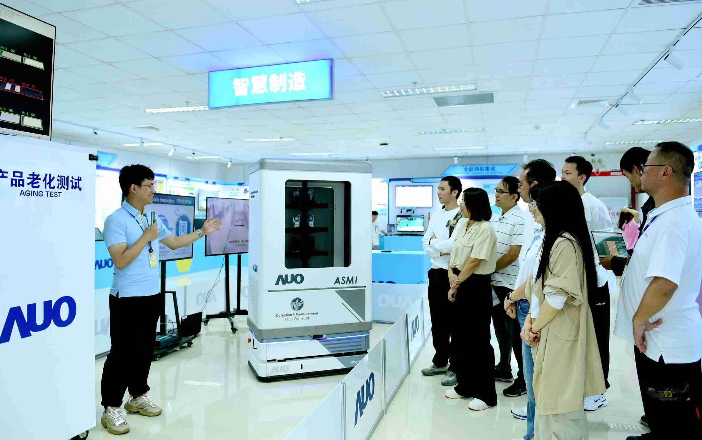 尊龙集团厦门将5G+ABC技术串联生产管理全流程，，，，打通研发、、、、采购、、、生管、、、、制程、、设备、、质量等产品全生命周期制造流程，，完成数字化设计、、智慧供应链、、智能座舱、、全流程设备管理、、、数据驱动优化、、智慧在线检测、、智慧品管等自适应生产模式升级