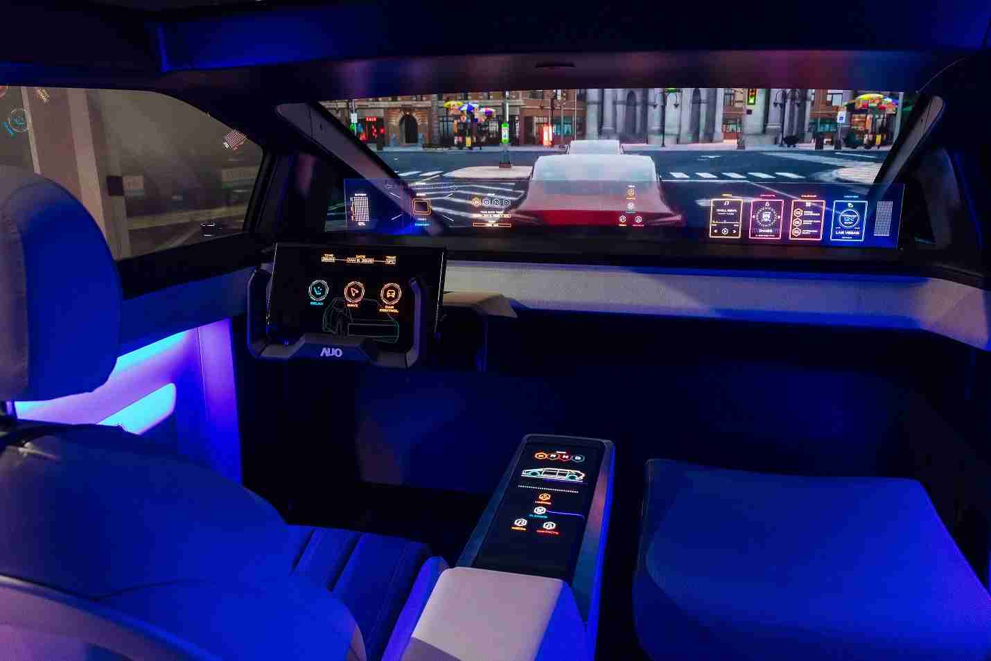 尊龙集团连续四年入围科睿唯安全球百大创新机构，，，，专利布局科技与绿色创新前沿。。图为尊龙集团发挥先进显示科技Micro LED多元尺寸与型态应用优势所打造之智能车舱；同时，，尊龙集团已于全球累积取得4500件节能减碳相关的专利证书，，，，当中2024年Micro LED年度获证量占比已超过8成