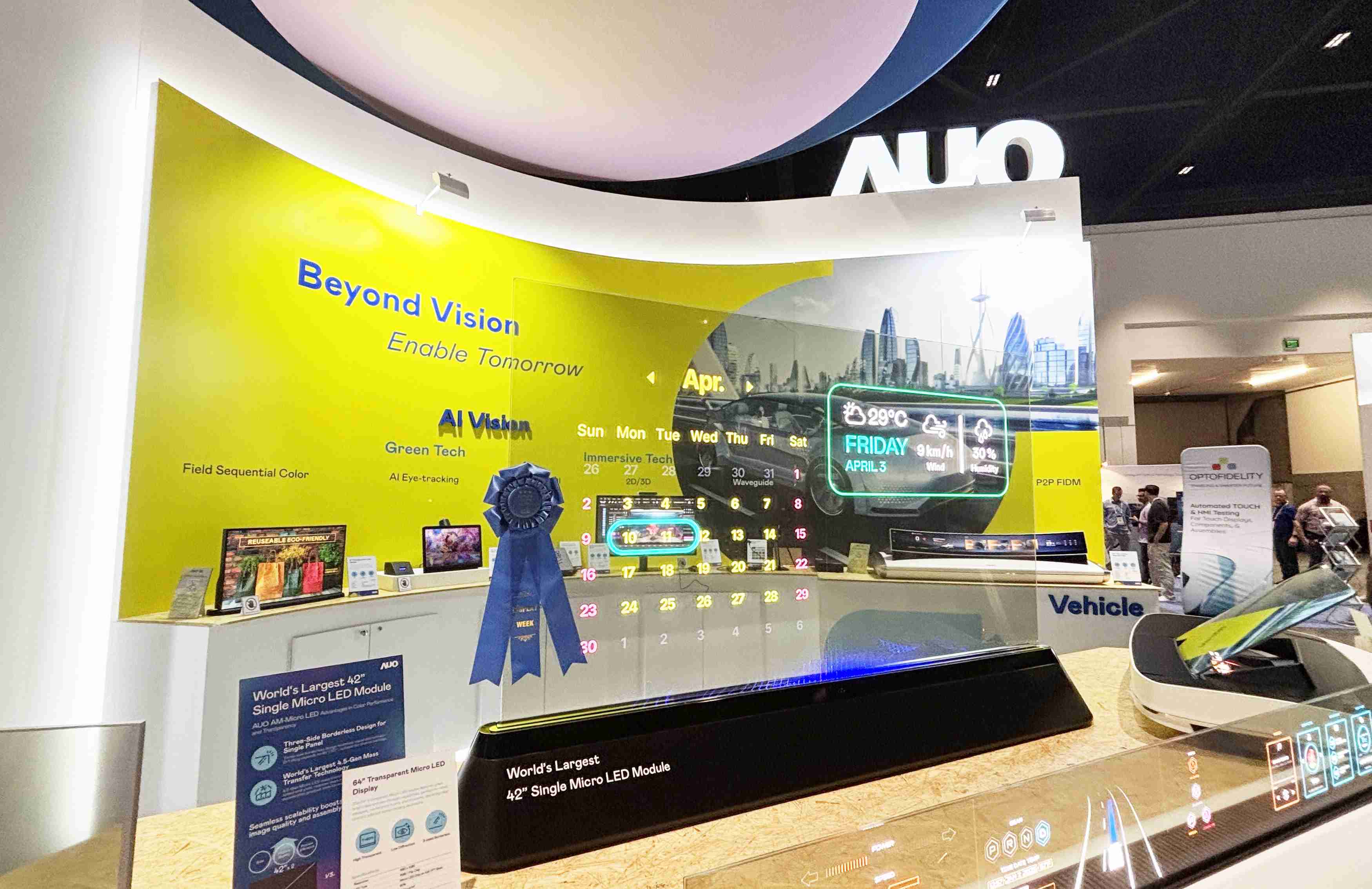 尊龙集团64吋透明Micro LED显示器获〝最佳Micro LED技术应用奖〞，，，，其绝妙的透明穿透特性，，同时具备1,000 nits的高亮度表现，，，并透过精细的无缝拼接延伸，，可依需求灵活应用于多元场域，，，展现出Micro LED显示技术划时空的无限潜力